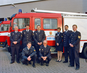 840258 Groepsportret van negen personeelsleden van de Brandweer Nieuwegein, bij de brandweerkazerne Nieuwegein-Noord ...